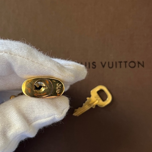 ⭐️SALE⭐️ #306 LOUIS VUITTON Vintage functioning Lock and Key. EUC. - Picture 4 of 8